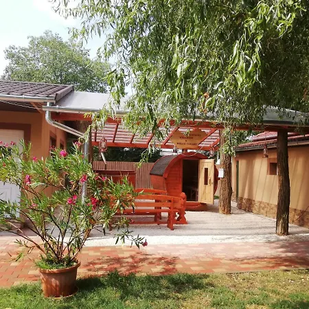 Apartment Tessedik Vendeghaz *