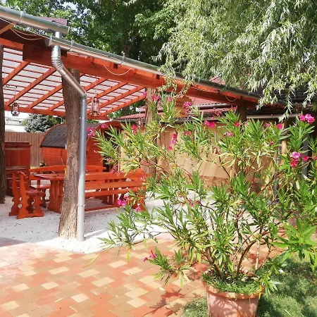 Tessedik Vendeghaz Apartment *